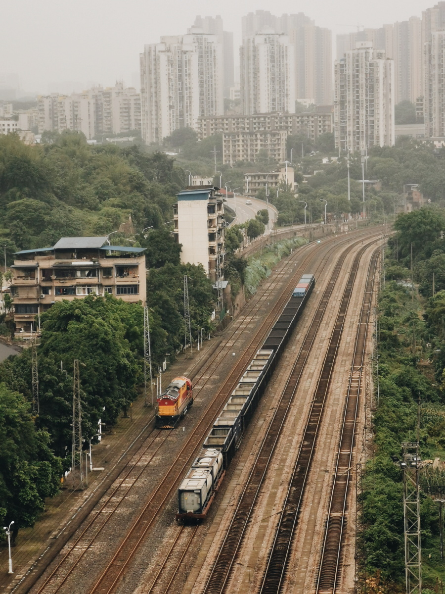 重庆白居寺长江跨越茄子溪火车站,洪崖洞夜景 - 吕亚明 - 图虫
