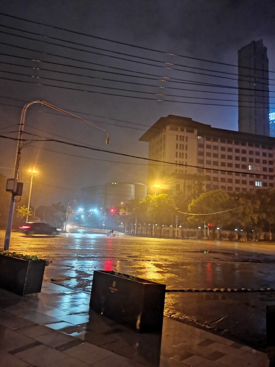 夜雨下的路灯,照亮了多少人回家的路!