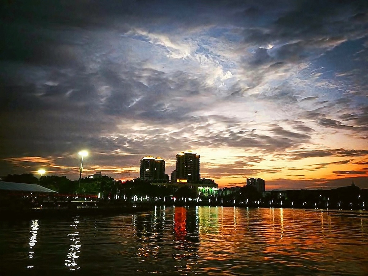 夕夜拍摄于广东肇庆星湖边上漫步星湖夜寂寥