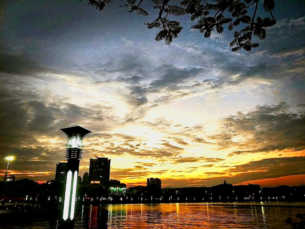 夕夜拍摄于广东肇庆星湖边上漫步星湖夜寂寥