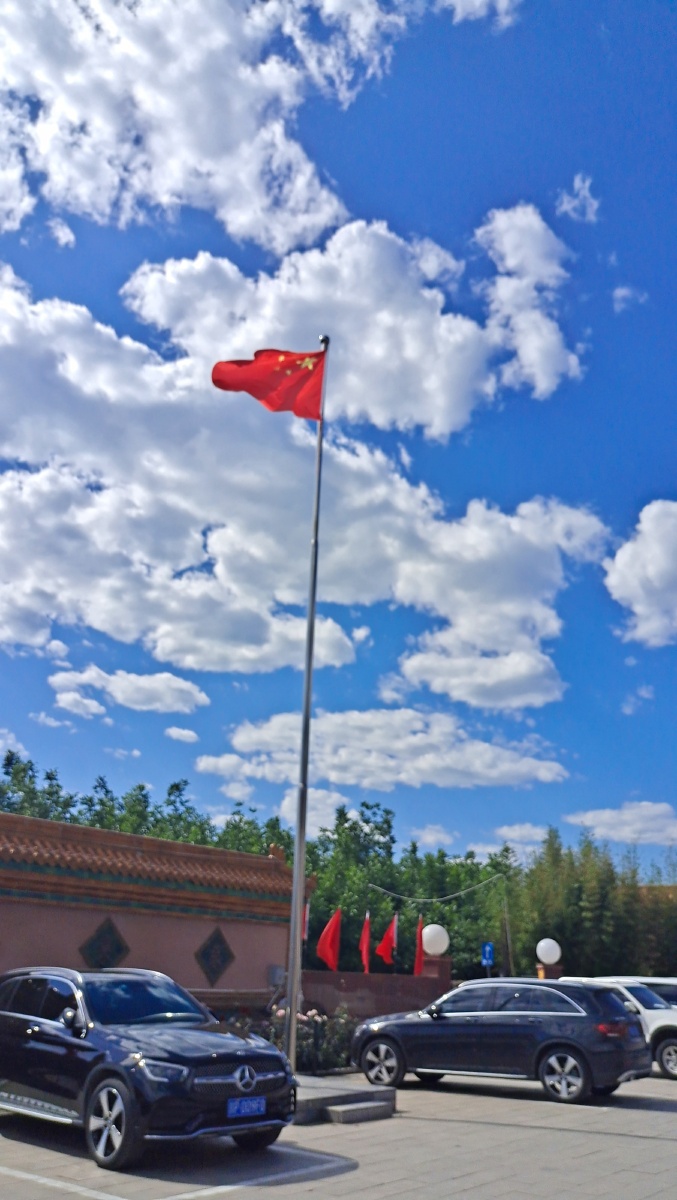 五星红旗在蓝天下播扬