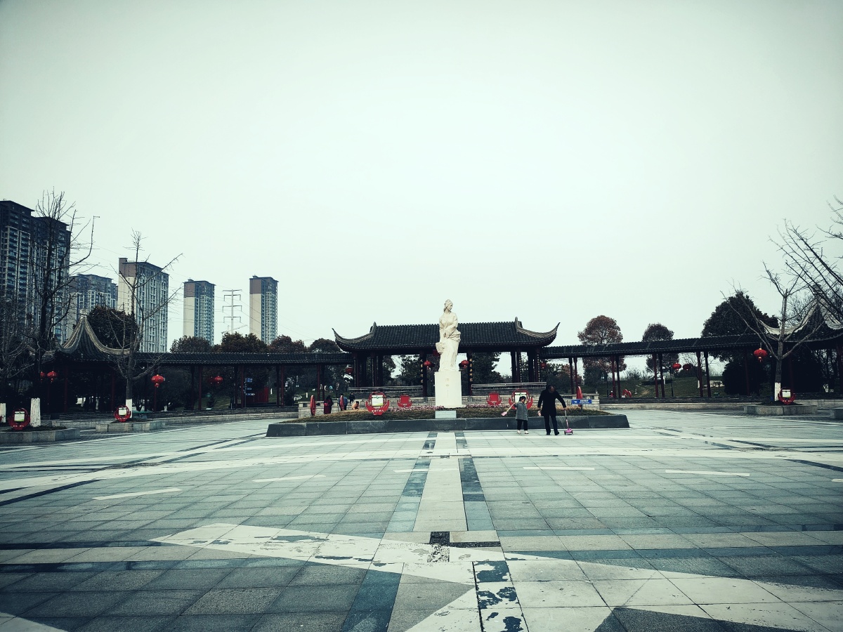 《漂母》江苏淮安东方母爱公园里最吸引人注意的就是千姿百态的雕塑