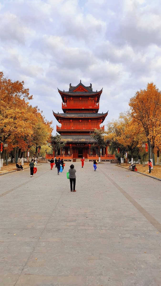 清江浦楼前舞翩迁摄于中国江苏淮安清江浦楼这是2003年时按湖北黄鹤楼