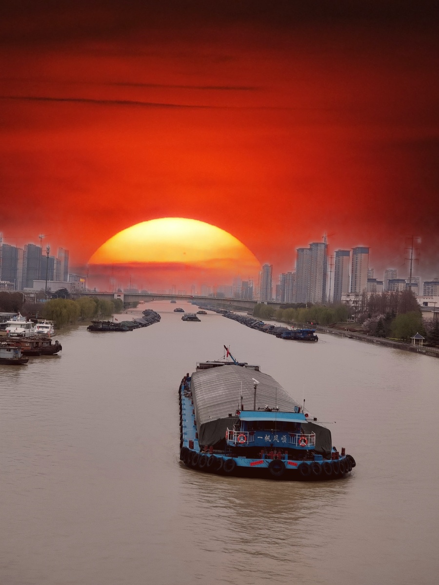 摄于江苏省淮安市大运河桥上.