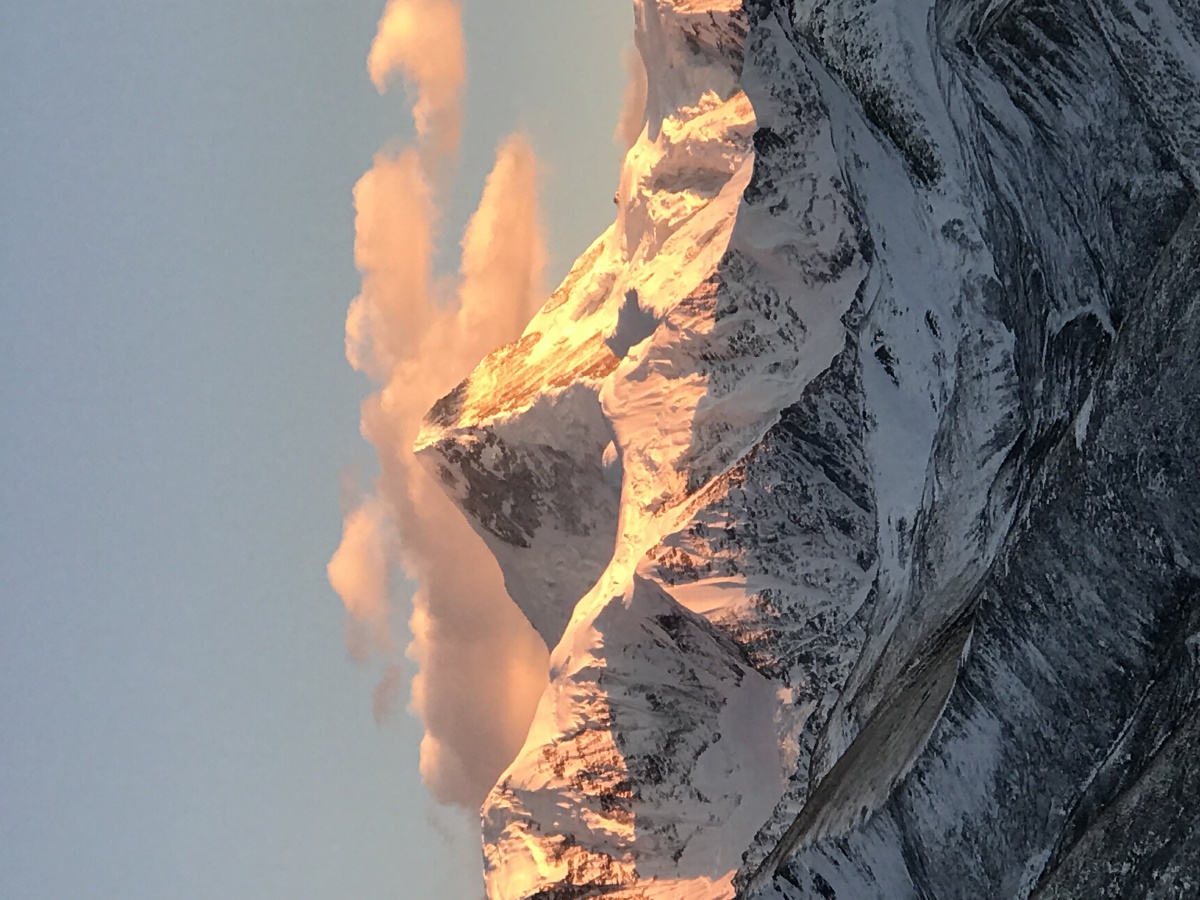 贡嘎主峰日照金山