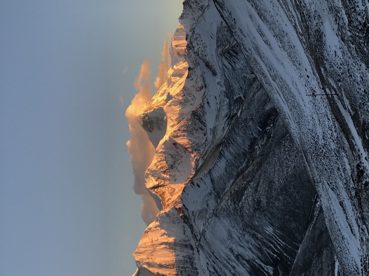 贡嘎主峰日照金山