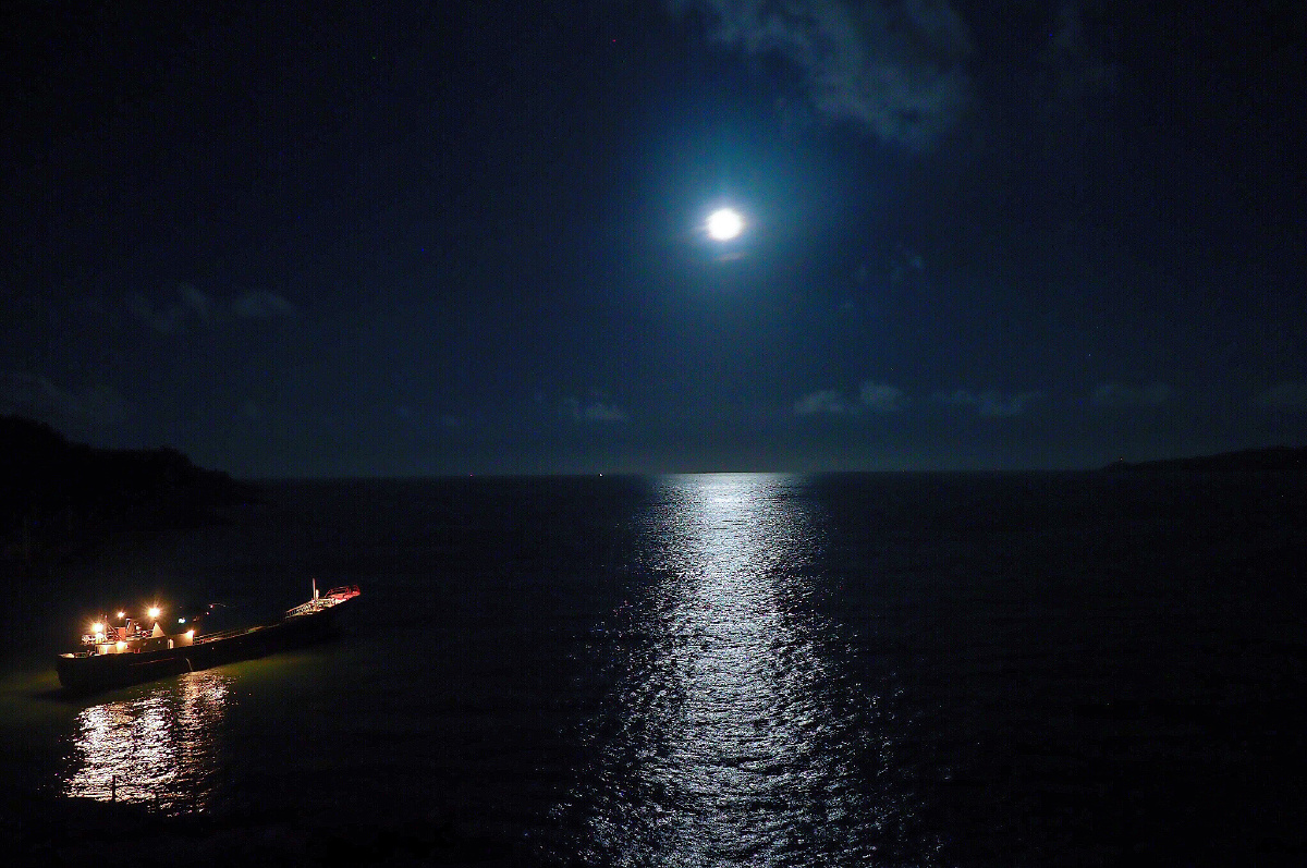 皓月当空渔火点盏