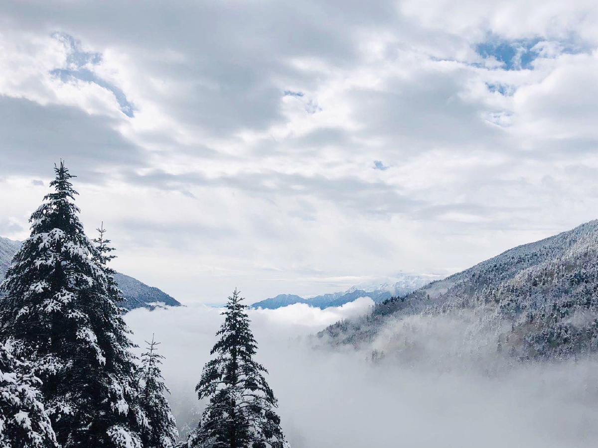 终南阴岭秀积雪浮云端借祖咏咏雪的佳句来赞叹一下大自然的鬼斧神工