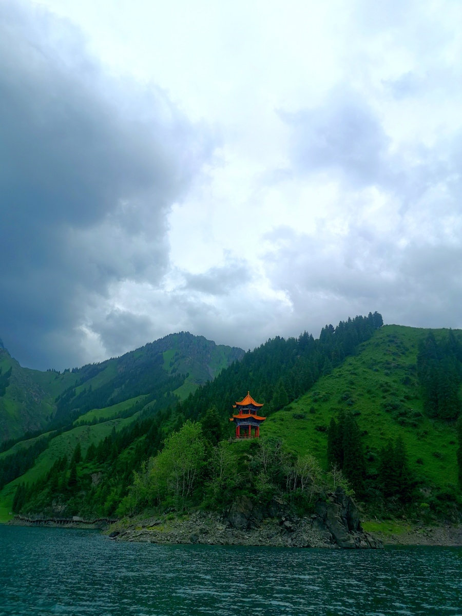 乘舟而行水面荡起波纹似你的眉角独立山巅清风拂起枝叶似你的呢喃舟过