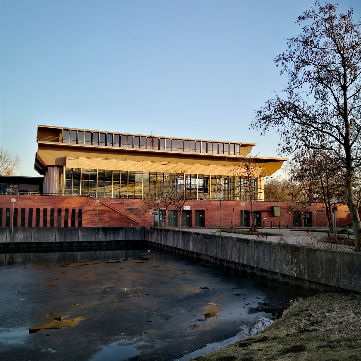 小薇在德国打卡基尔大学