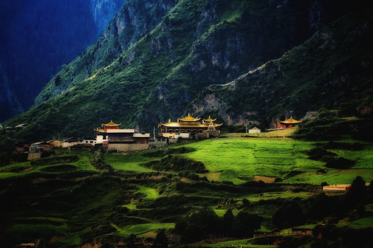 晨曦中的拉桑寺