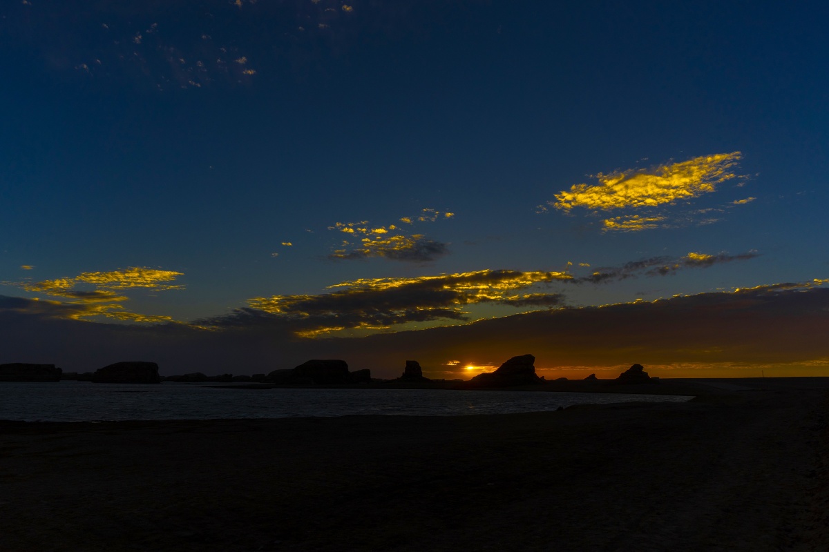 日落时分的水上雅丹