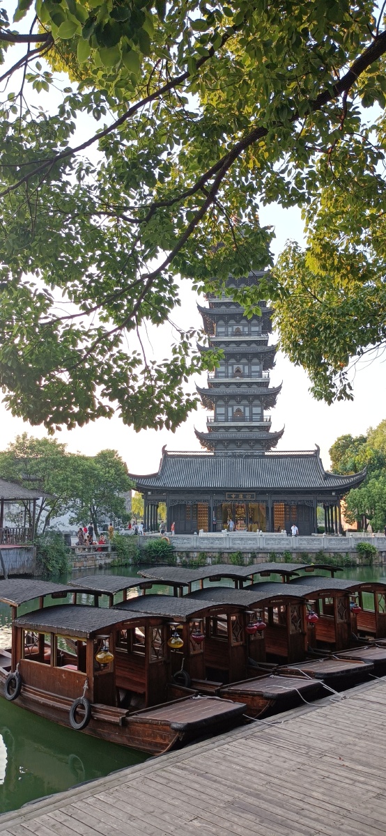 不同角度的白莲塔,那张那更喜欢😍 - 摄影师倾听你的声音945 - 图虫