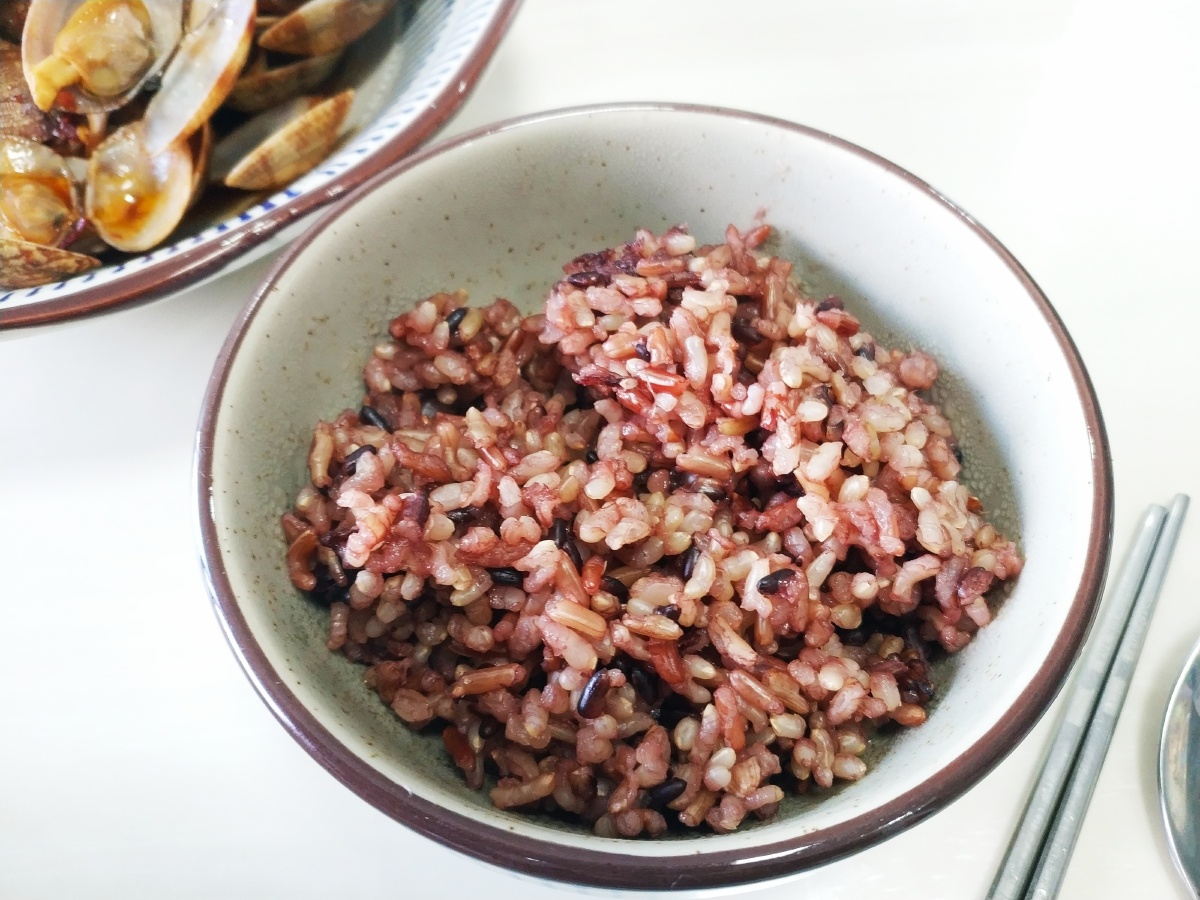 午饭盐水毛豆莲藕花生汤菠菜糙米饭爆炒花蛤黑芝麻丸