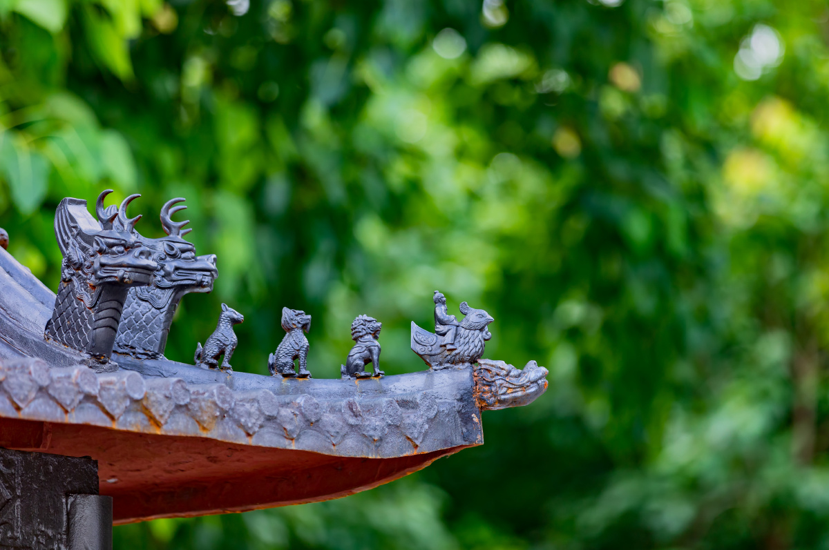 古建筑上的骑凤仙人与神兽 - 东郭先生和狼