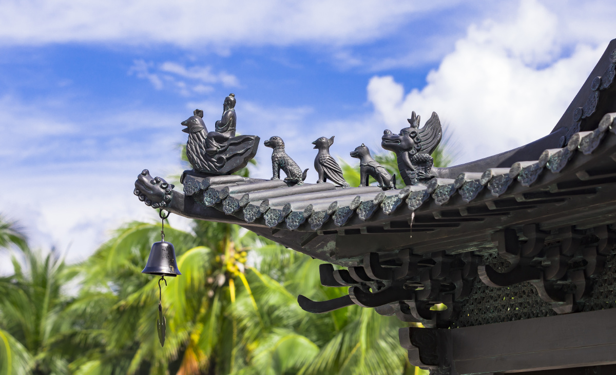 古建筑上的骑凤仙人与神兽 - 东郭先生和狼