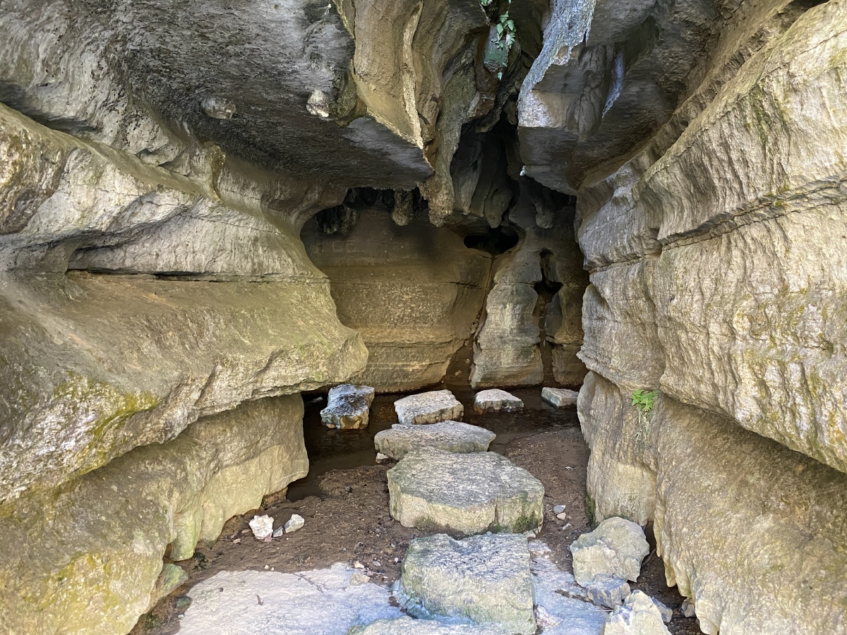 牛鼻洞入口来凤杨梅古寨