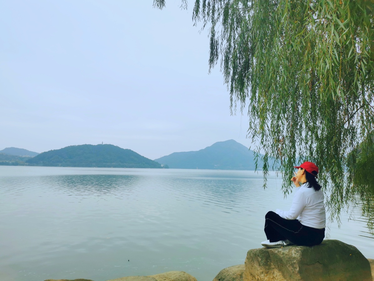 河岸边沉思的美女