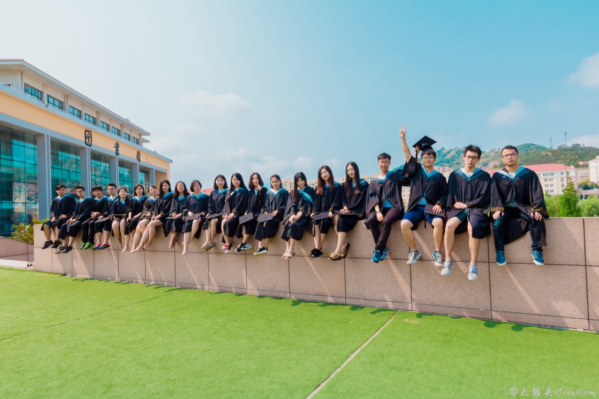 毕业季拍的各班级合照