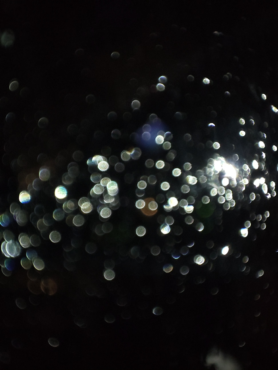 微距下夜幕里布满雨滴的车窗