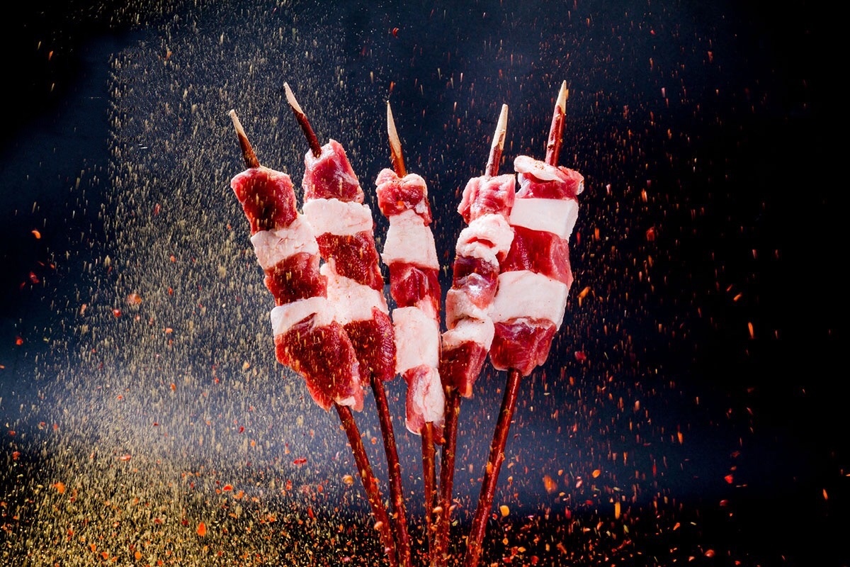 新疆红柳羊肉串手工切块红柳串出肉质鲜嫩香而不腻叫上三两个朋友大家