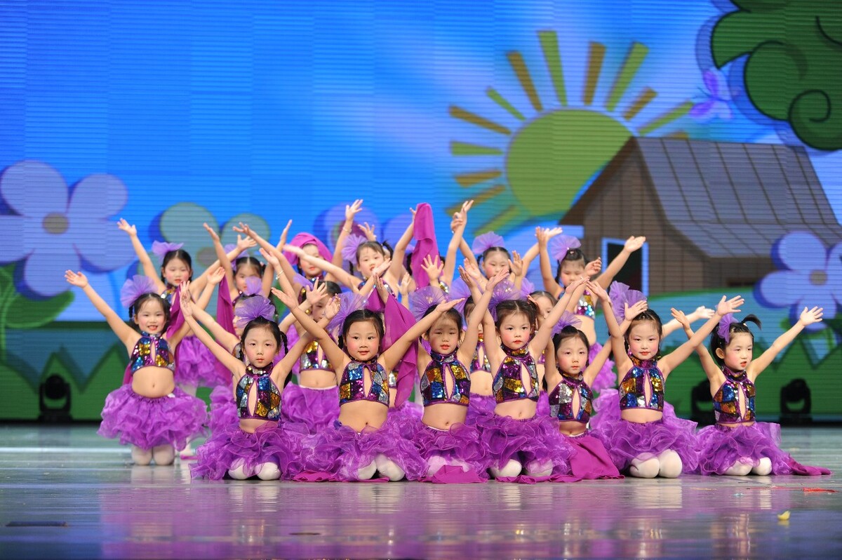 幼儿爵士舞蹈,美国五岁女童适合学爵士还是中国舞