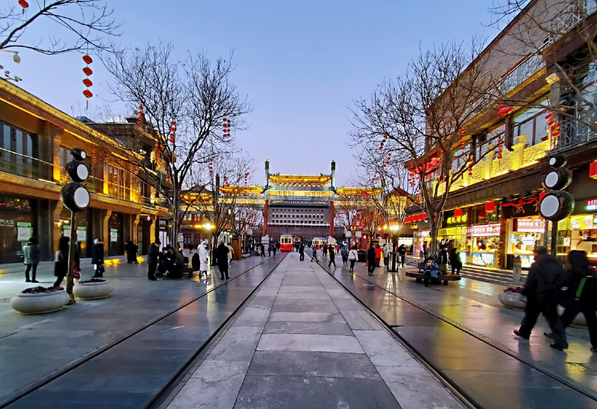 北京前门大街.步行街.古风,古色,金黄灯光,皇家气派.