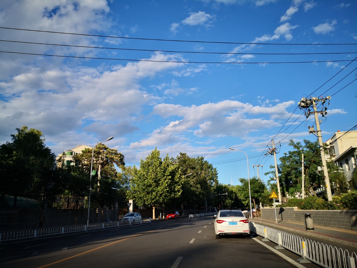 蓝天白云下的夏日街道