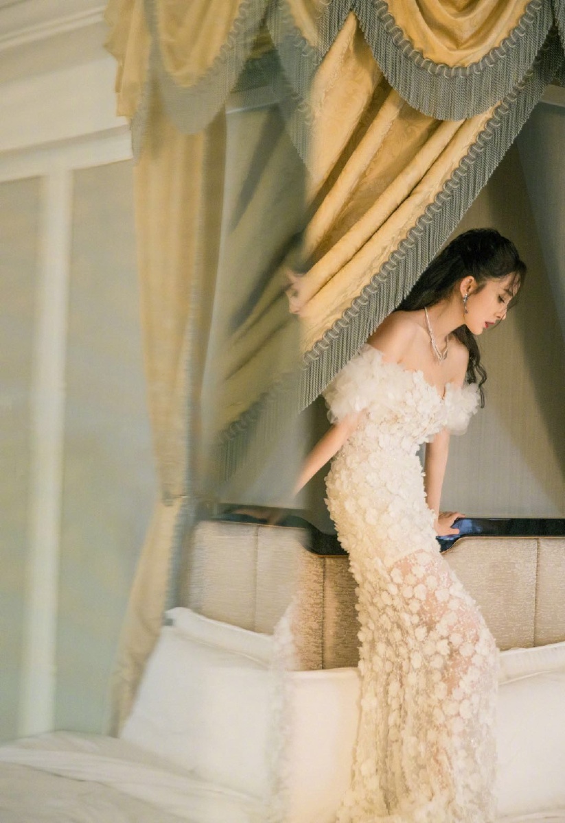 elle风尚大典杨幂红毯造型鉴赏黑白礼服珍珠耳廓太魅惑