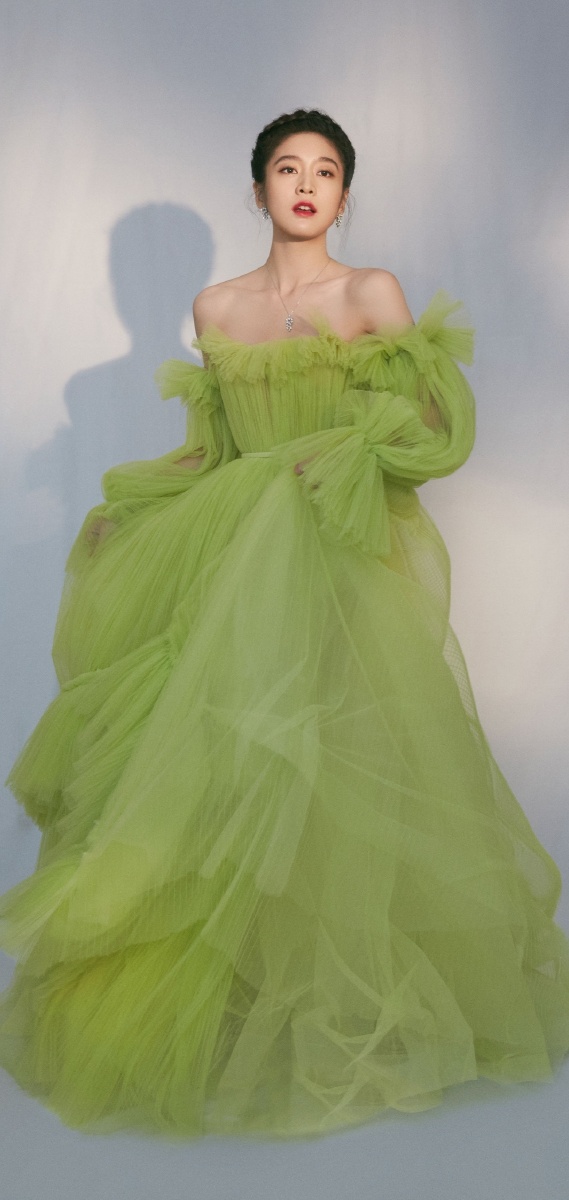 张雪迎清新绿色纱裙