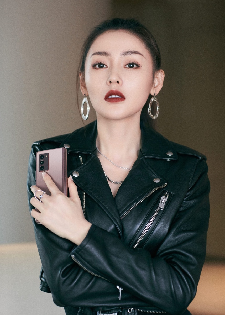 张天爱写真身穿黑色皮夹克酷帅飒爽英气逼人