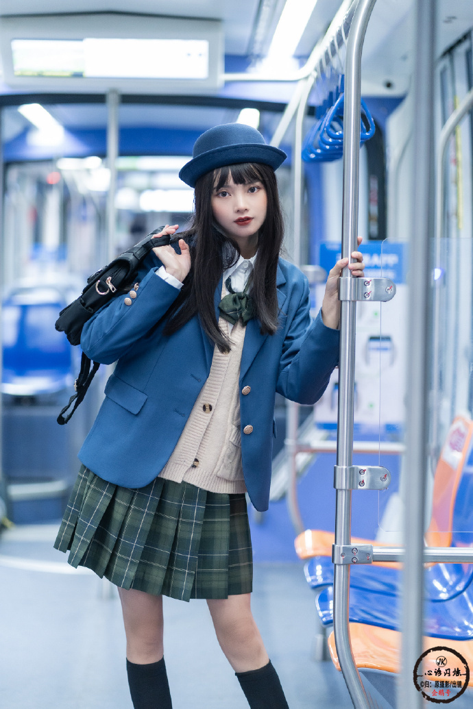 地铁jk少女这个蓝爱了