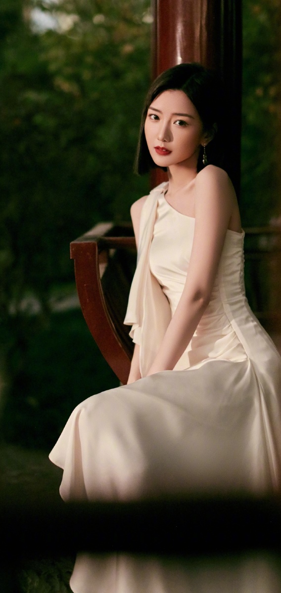 毛晓彤优雅白色礼裙写真壁纸