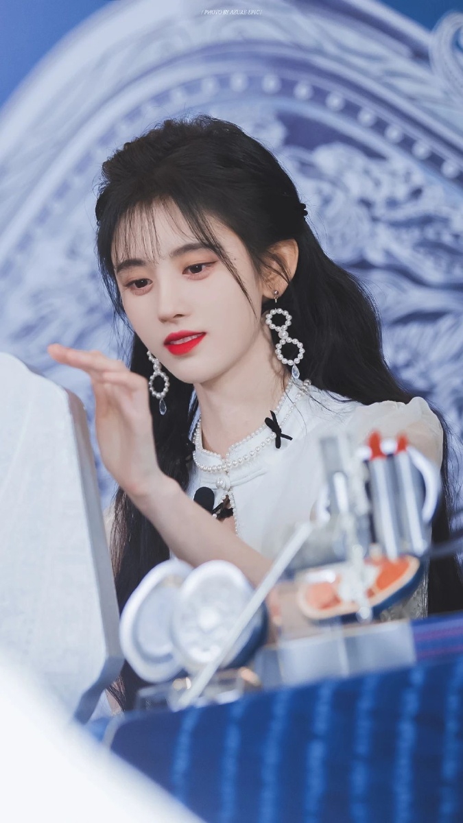 鞠婧祎壁纸喜欢你是见色起意但最后留住我却是你的人品和教养