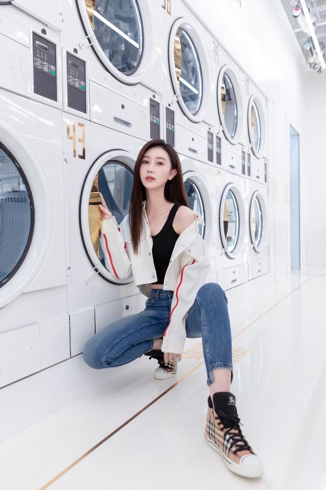 请欣赏女神楚月的美图