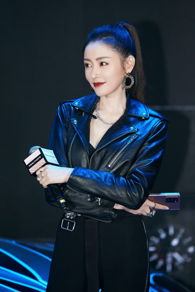 张天爱写真身穿黑色皮夹克酷帅飒爽英气逼人