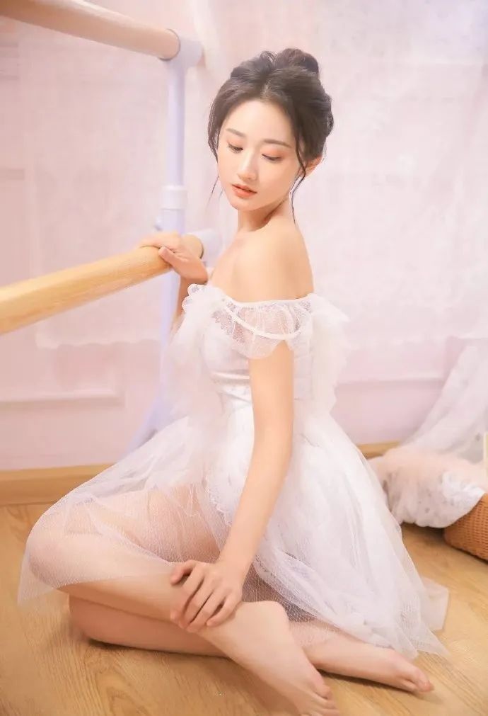 摄影白色蕾丝裙的少女