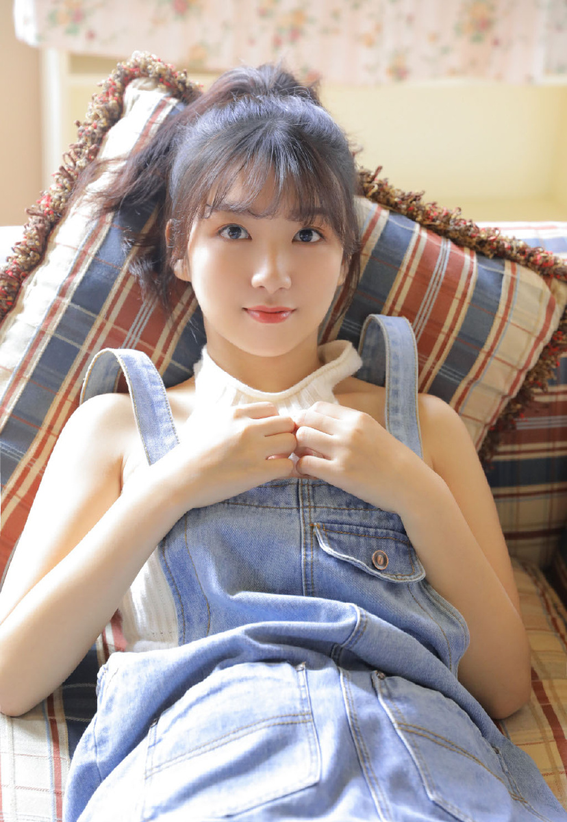 皮肤细腻清纯美少女气质养眼