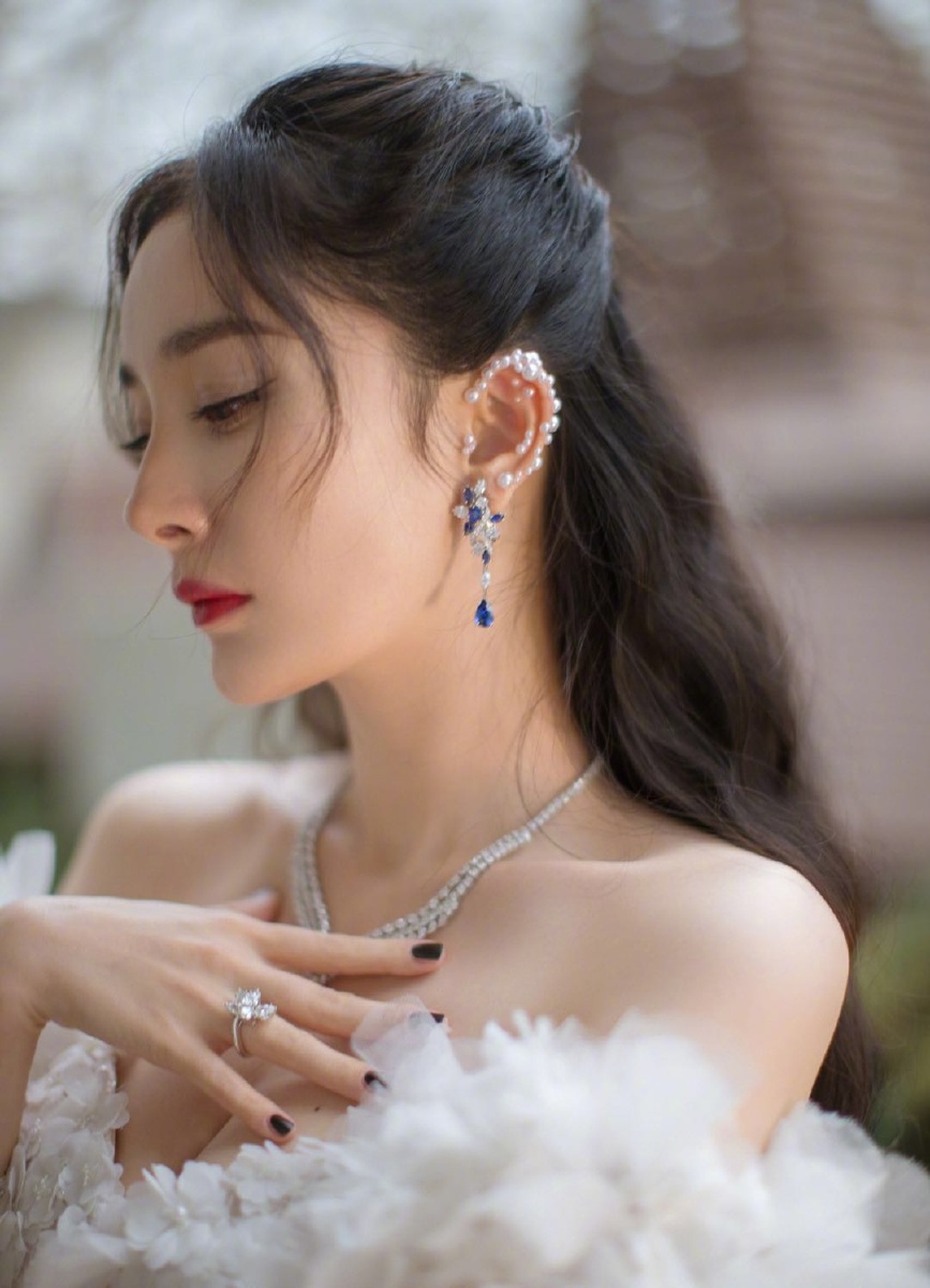 elle风尚大典杨幂红毯造型鉴赏黑白礼服珍珠耳廓太魅惑