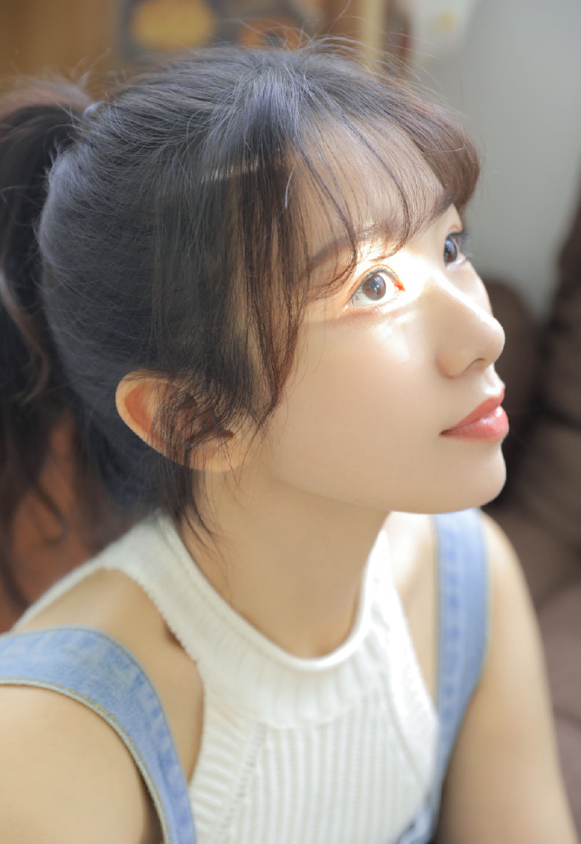 皮肤细腻清纯美少女气质养眼