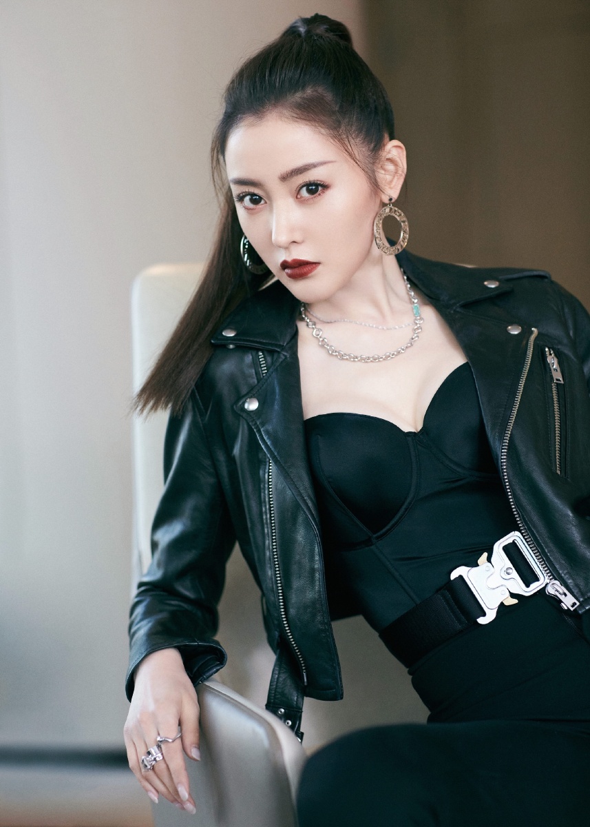 张天爱写真身穿黑色皮夹克酷帅飒爽英气逼人