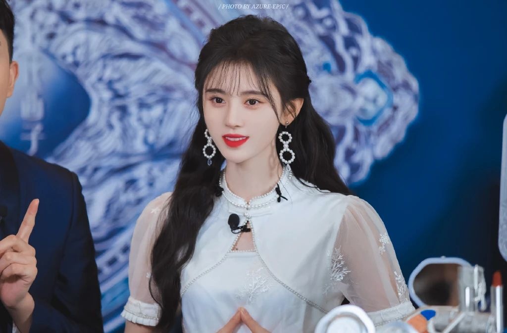 鞠婧祎壁纸喜欢你是见色起意但最后留住我却是你的人品和教养