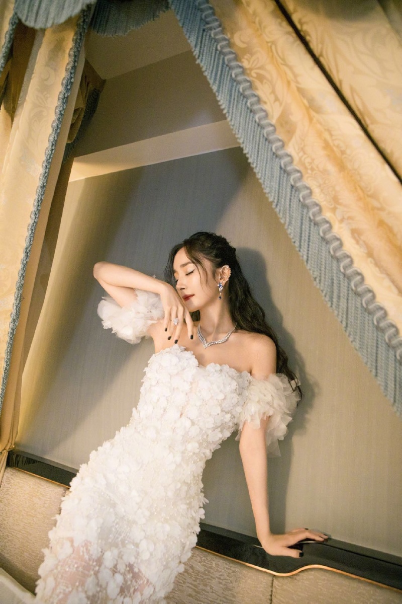 elle风尚大典杨幂红毯造型鉴赏黑白礼服珍珠耳廓太魅惑