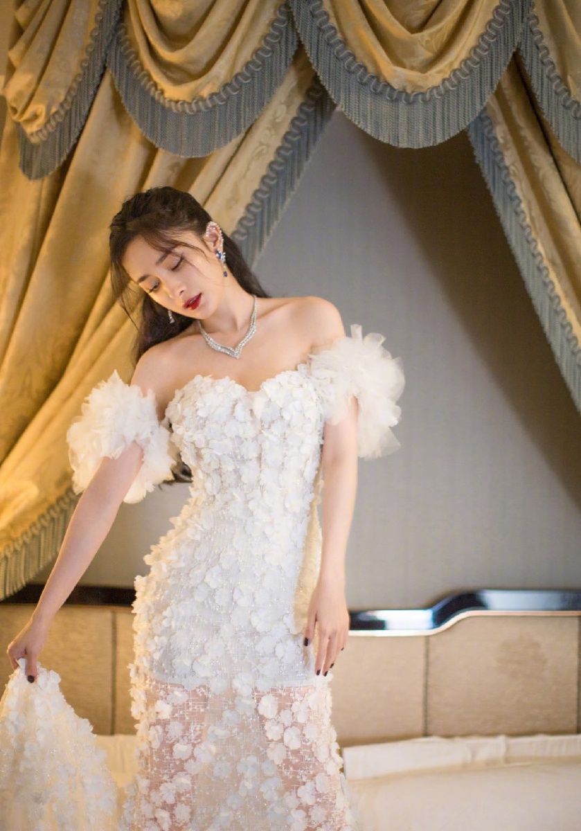 elle风尚大典杨幂红毯造型鉴赏黑白礼服珍珠耳廓太魅惑