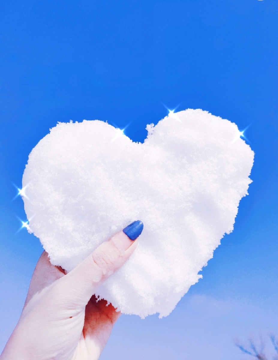 冰冷的雪被团成小心心就会超热!