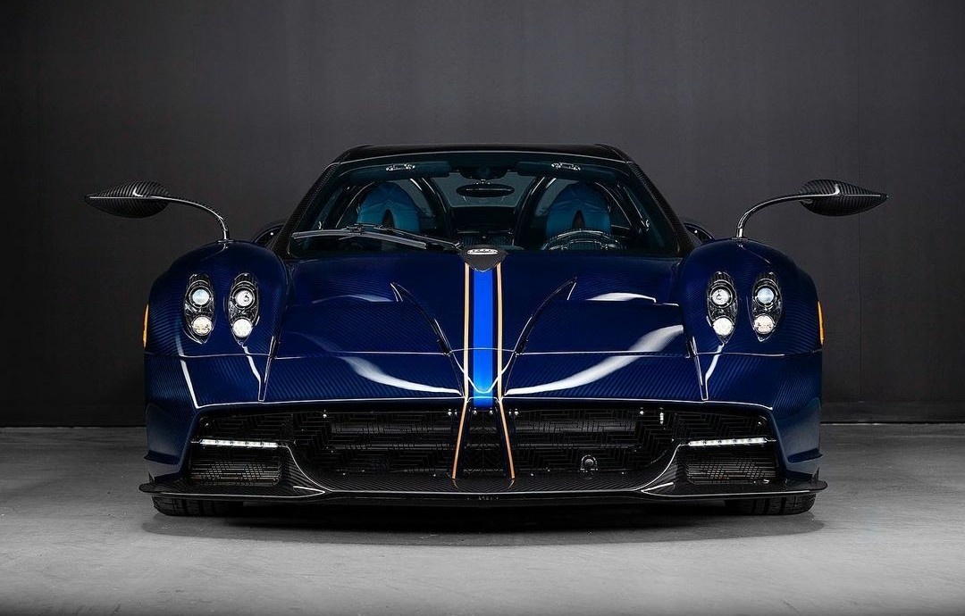 帕加尼huayraroadster采用蓝色碳纤维搭配蓝色皮革和黑色alcantara