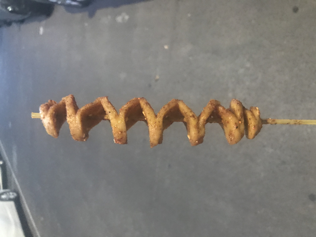 在甘比亚钓水鬼的男人