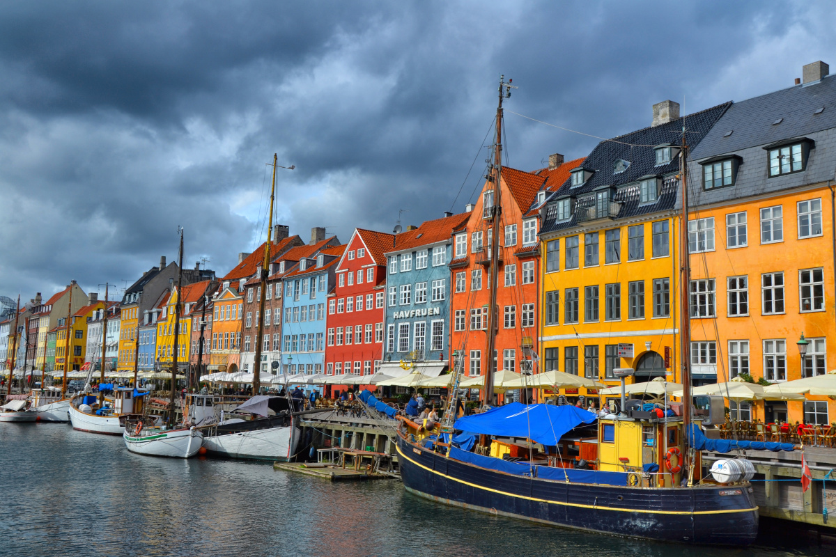 彩色的房子,黑压压的乌云.