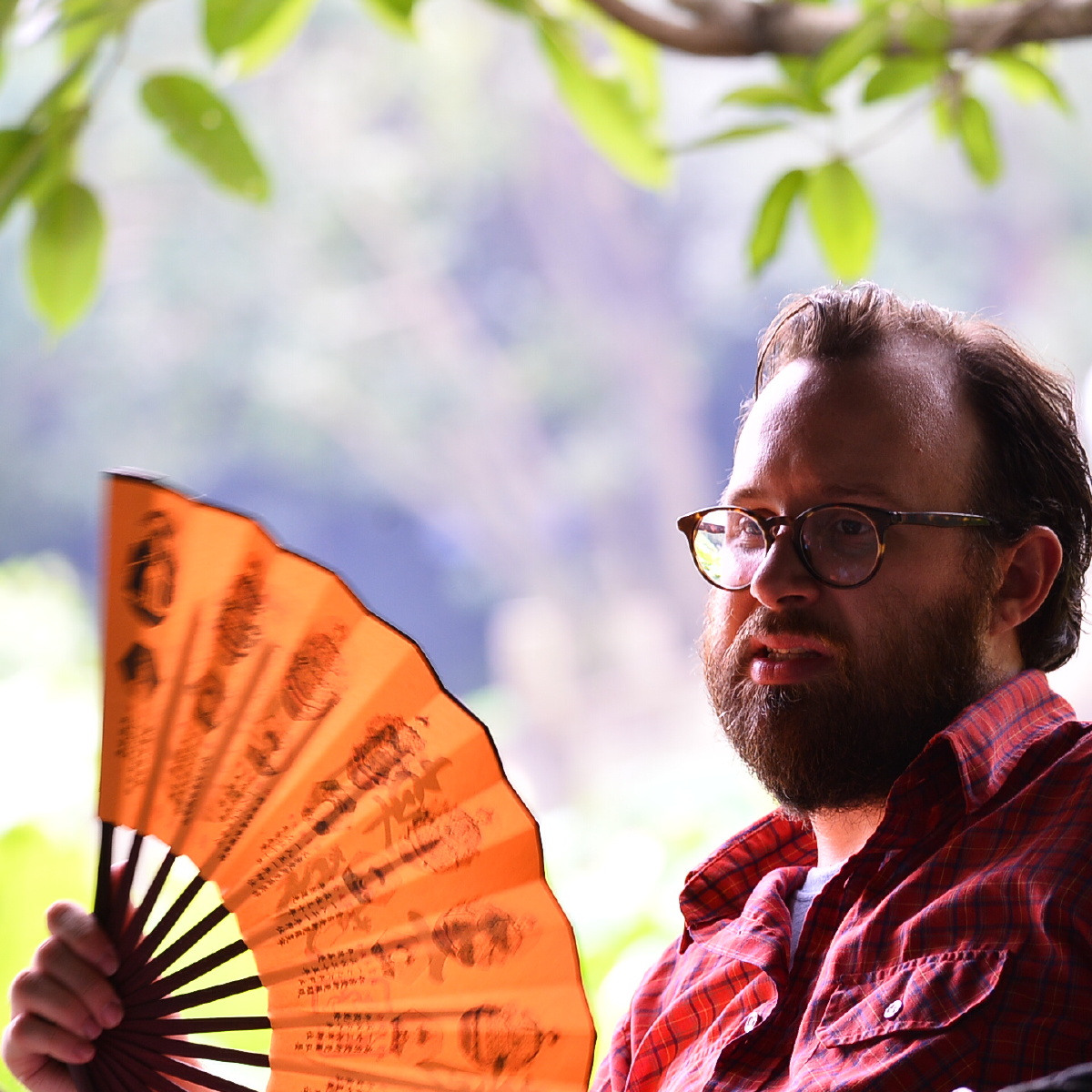 老外也喜欢中国的折折扇