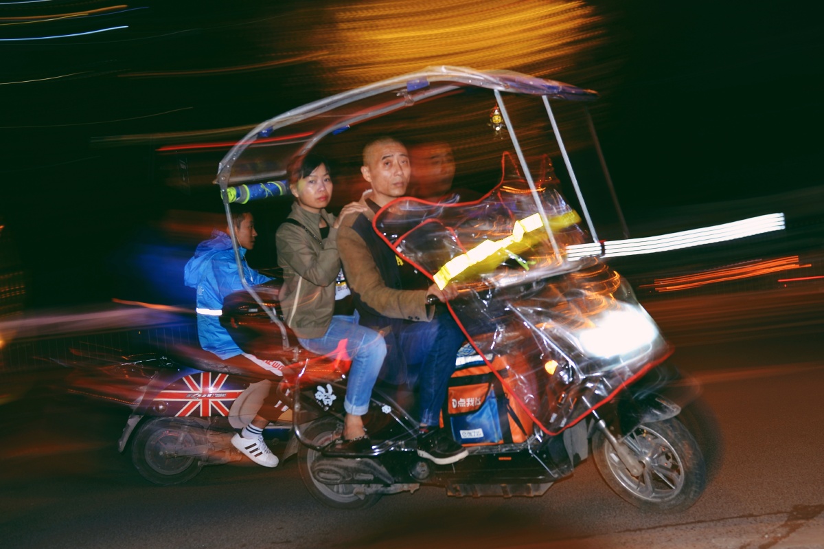 昨晚打街用后帘同步拍摄,效果关键是骑车人的五官要相对清楚,车后要有